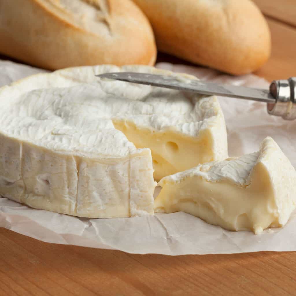 Cheese Delights: Camembert Cheese vs Brie - Best Ways to Serve Camembert Cheese and Brie