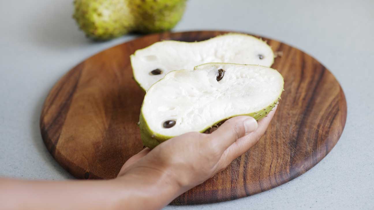 Tropical Fruit Face-Off: Soursop vs Custard Apple - Choosing the best tropical fruit for your diet.